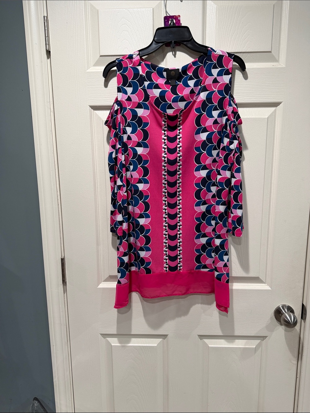 Cold-Shoulder Printed Women's Top in Fuchsia and Navy Size L